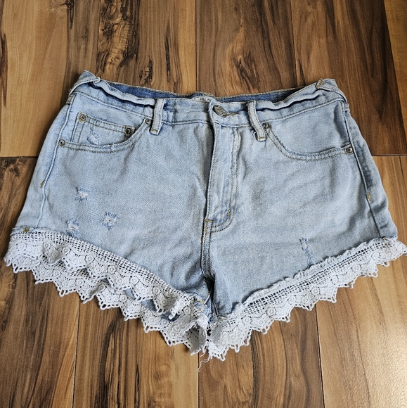 Free People Denim Shorts Scalloped Crochet Lace Trim Distressed Light Wash - Picture 1 of 6